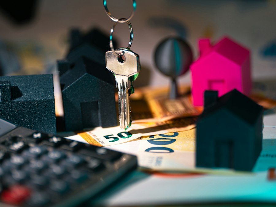 Logiciel de gestion immobilière : clés, calculatrice et maquette de maison