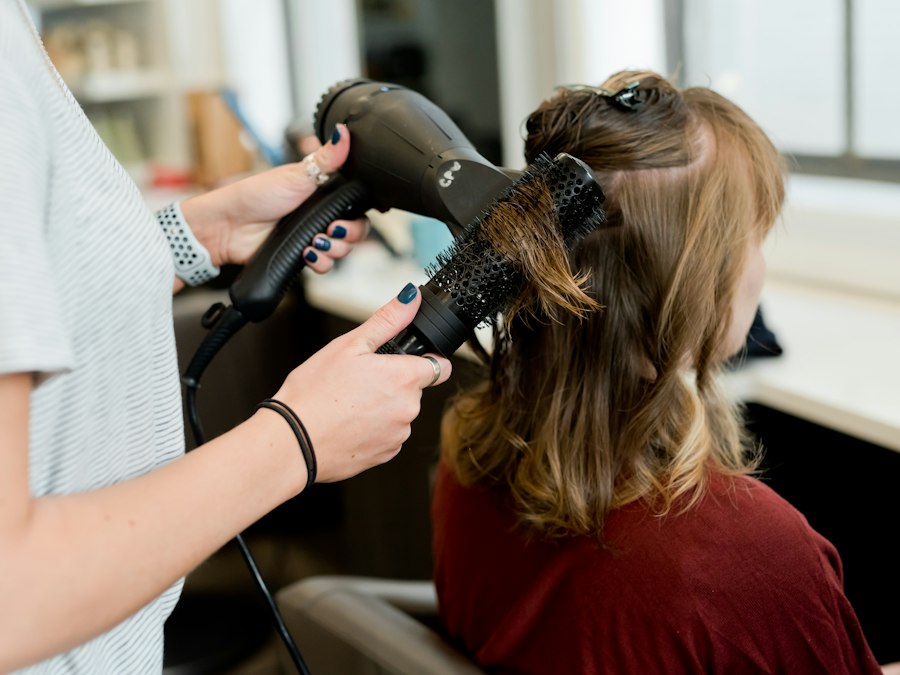 Logiciel de gestion de salon : coiffeuse avec une cliente