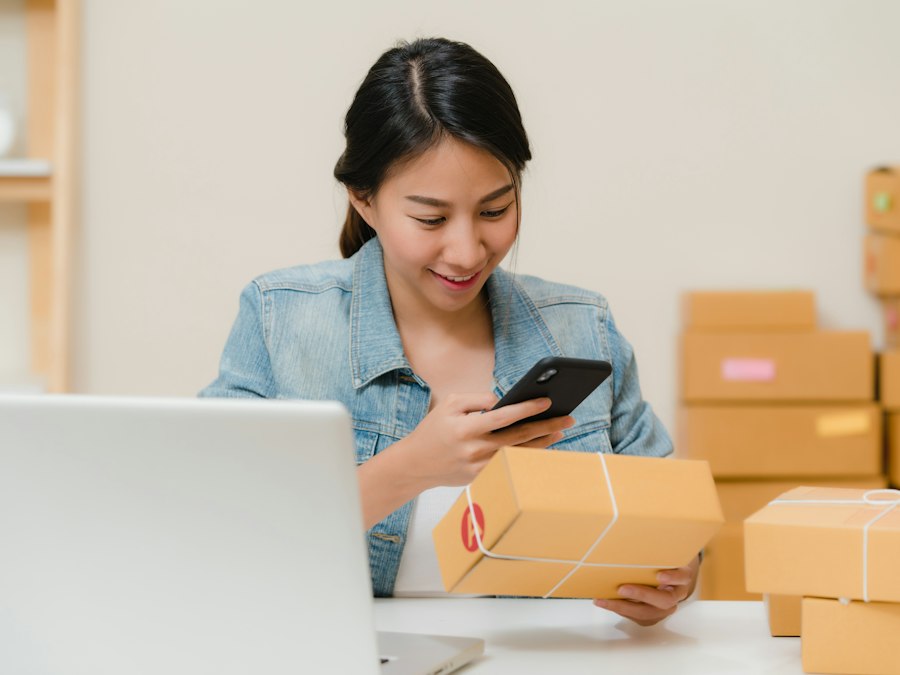 Logiciel de gestion des commandes : préparation d’un colis avec téléphone et ordinateur
